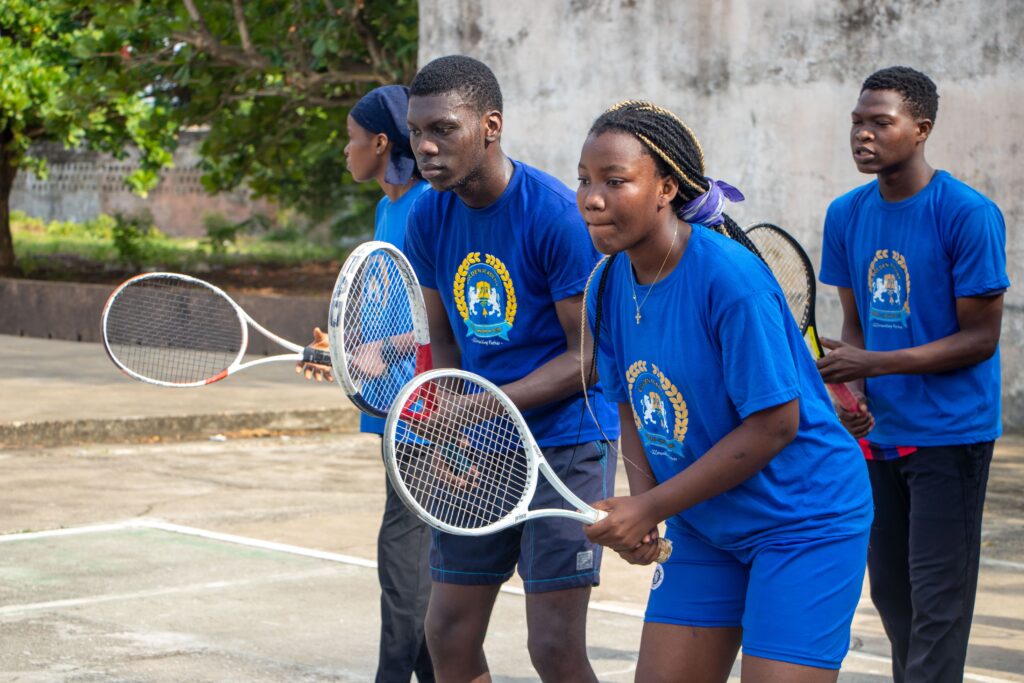Image des étudiants de l'institut supérieur GOLDEN ACADEMY jouant au tennis