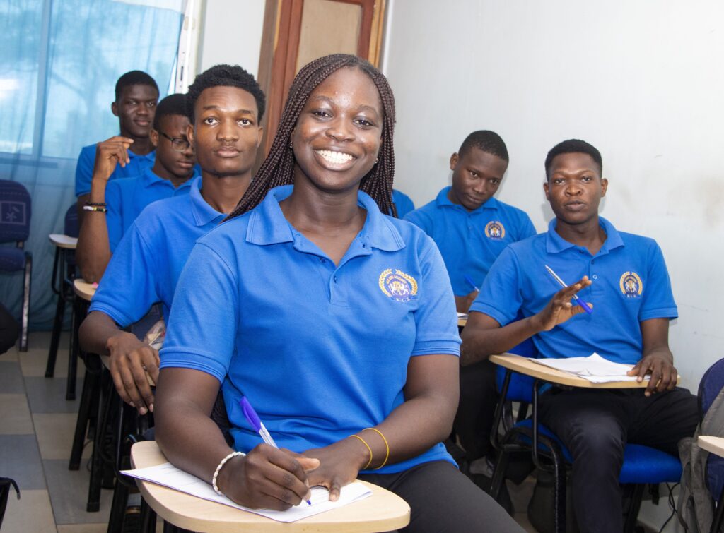 étudiants de l'institut supérieur GOLDEN ACADEMY dans la salle de bibliothèque